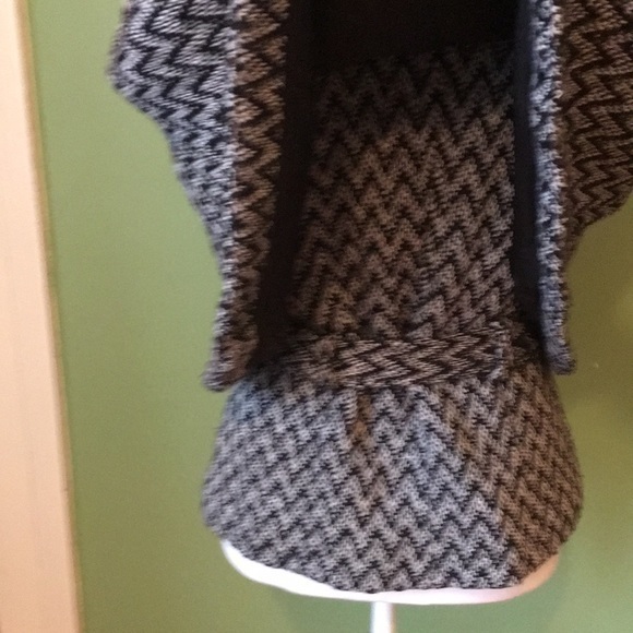 BB DAKOTA black and white jacket with cape - Picture 6 of 11